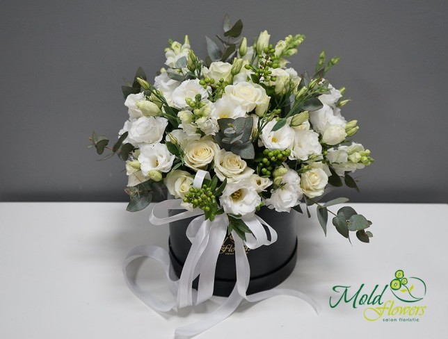 Коробка с белыми розами и эустомой "Тайная мечта" Фото